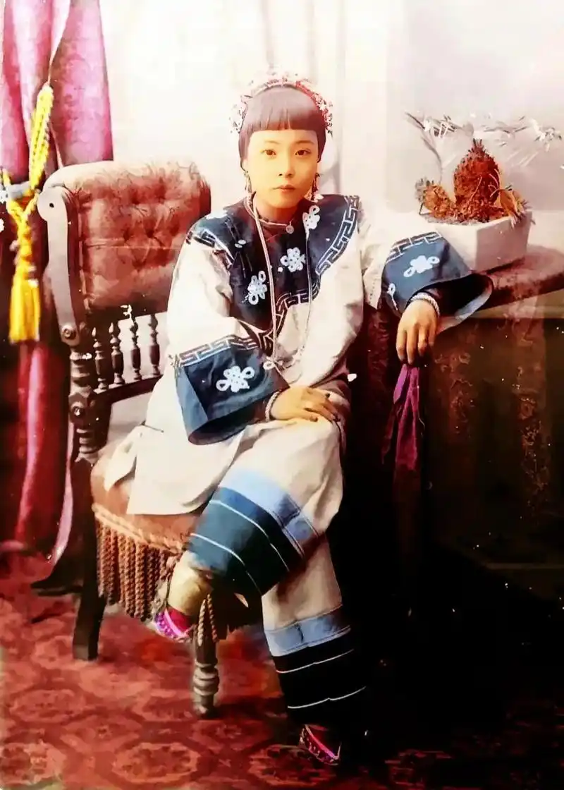 这个姑娘裹着小脚,相貌清秀,有着秀美的容貌和恬静的气质,如果不是一