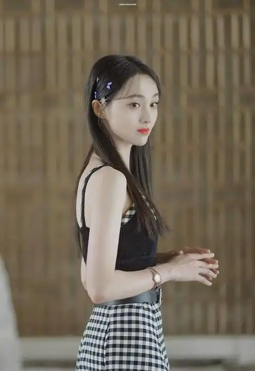 郑爽蝴蝶结双麻花辫造型出镜,搭配彩虹发夹清纯俏皮,少女范十足