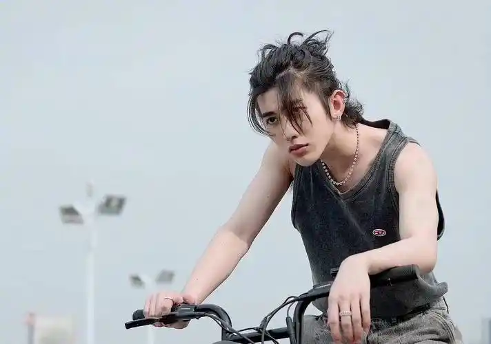 可是长长的头发,瘦瘦的身材,再加上刚出道的时候,蔡徐坤的渔网造型深