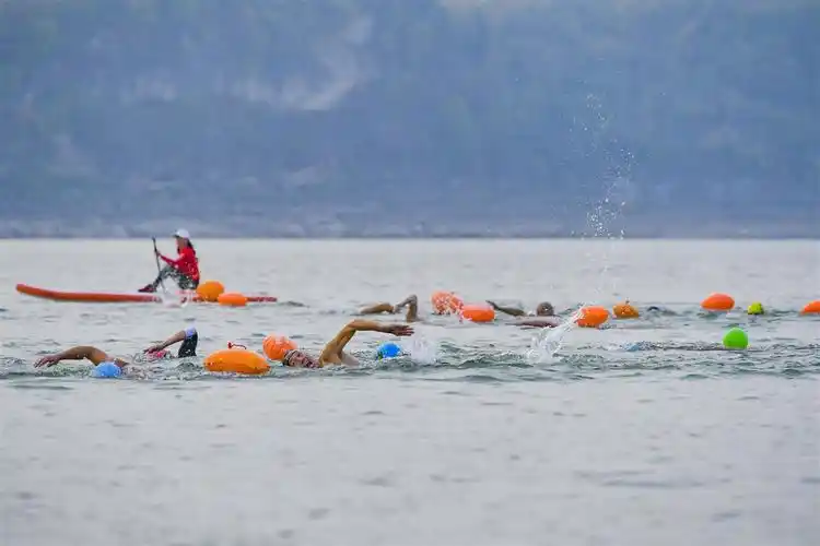 劈波斩浪宜昌冬泳联赛长江逆流挑战赛开赛