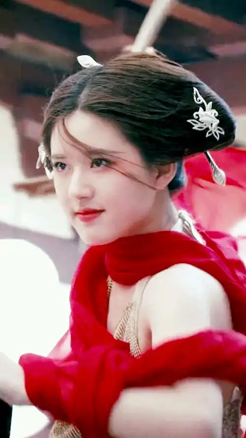 传闻中的陈芊芊,赵露思这个出场红衣造型真的好美!