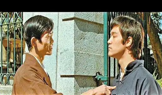 元华(左),曾於72年在电影《精武门》中跟李小龙(右)演对手戏.