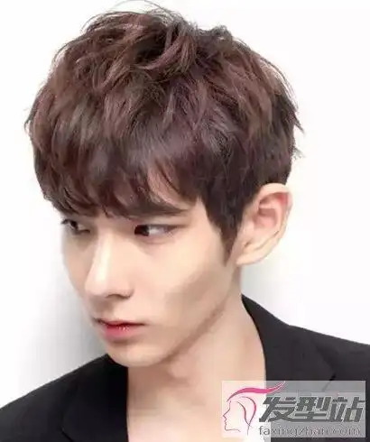 男生的发量繁多,经过纹理烫,显得极为蓬松饱满,头发修剪出鲜明的层次