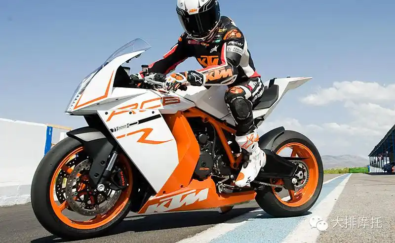 机车整体偏向于高转速,短轴距,比较明显的区分标识是前倾的战斗坐姿和