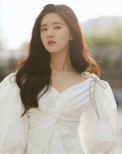 22岁赵露思气质甜美,私服衣品超棒,被追捧为赵丽颖接班人_少女_身材