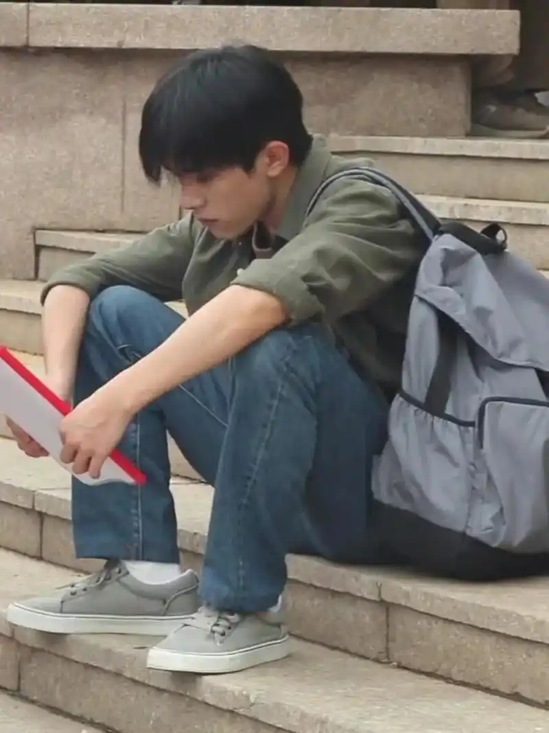 易烊千玺 休息间隙席地而坐,是韦一航,是景浩,是易烊千玺. - 抖音