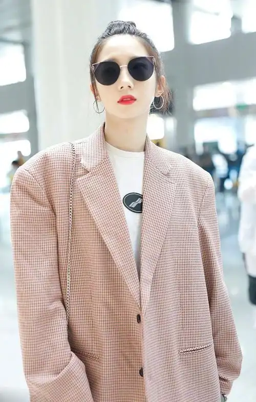 孟美岐机场西装街拍照图片,分享一组孟美岐图片给大家,图中的明星图片