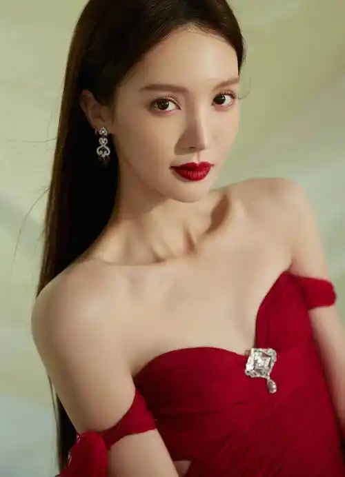 金晨大红抹胸连衣裙性感写真,一字肩设计尽显锁骨美,网友:真敢穿!