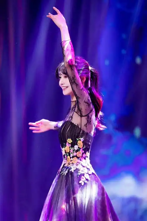 热巴郑爽参加晚会,2家粉丝应援排面大比拼,最pick哪位女星?