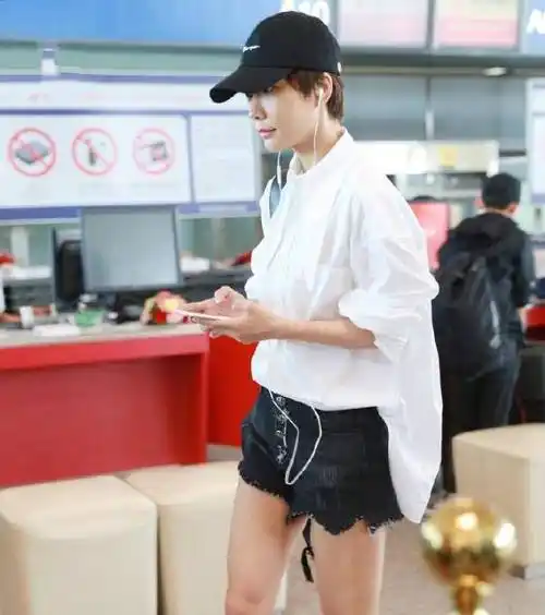 白衬衫搭配"葡萄籽"牛仔短裤,王珞丹变身阳光少女!_时尚_衣服_魅力