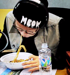 吃面眼镜哥炸酱面gif动图_动态图_表情包下载_soogif