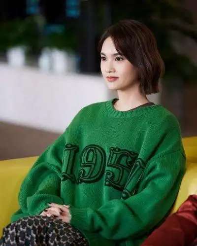 杨丞琳不仅会穿还会凹个性造型,穿亮色毛衣十分出挑,气色也好了插图5