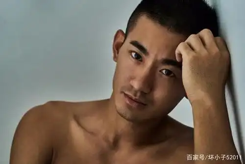 黑皮肤毛发旺盛的帅气弟弟,他的目光好坚定!