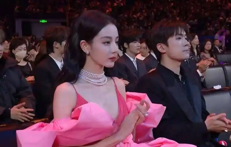 主办方"跟红顶白",关晓彤座位不如白鹿,三小只体验世态炎凉_杨颖_位置