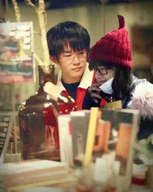 易烊千玺公布恋情?被指捆绑营销,粉丝力挺女方!