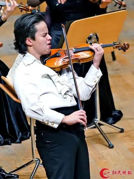 你见过有人用牙齿演奏小提琴吗90后的罗曼金就是这么不一样