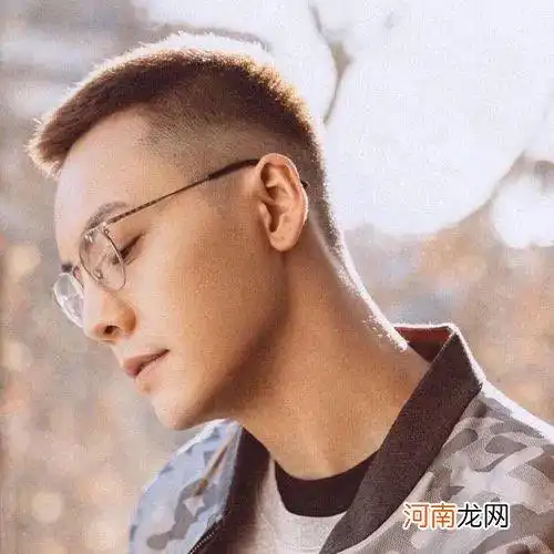 所以发型造型比较偏向于一些青少年,也可以说它是校园男生发型中的