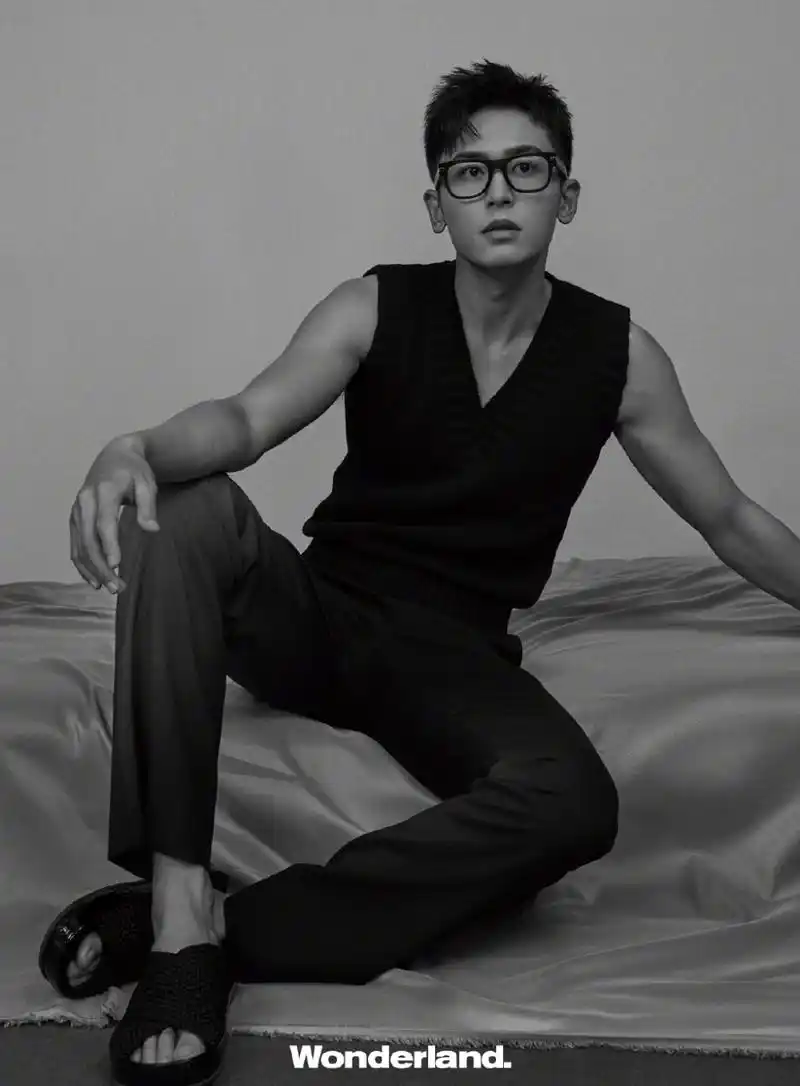 上游时尚|张哲瀚wonderland特制生日刊封面,满足你的不同男友想象