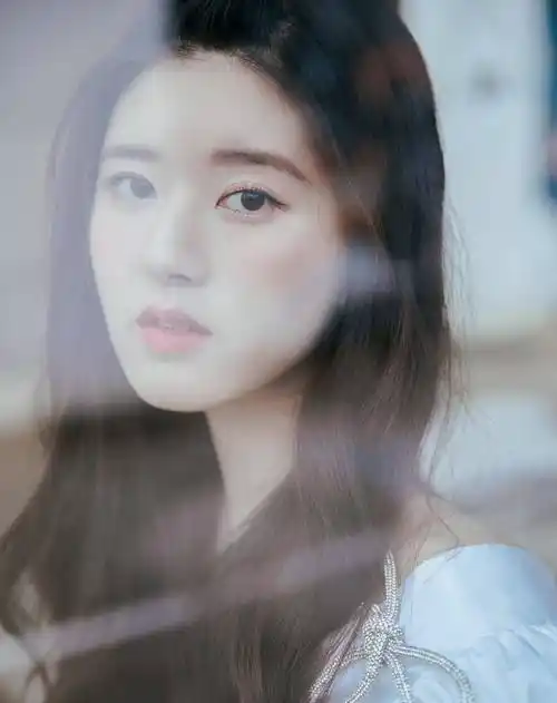 原创初恋女孩赵露思身穿泡泡袖连衣裙清纯可人犹如花林中的仙女