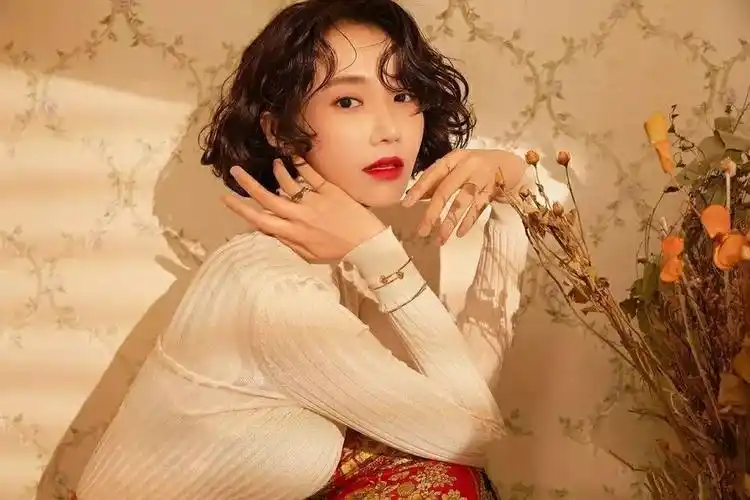 "短发女神"高俊熙又换新发型 复古羊毛卷冷艳性感