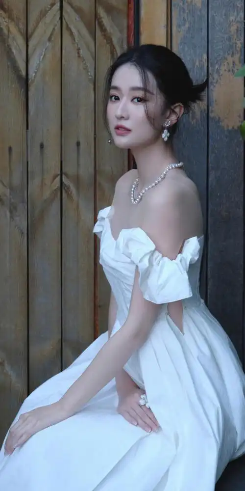 乔欣春日纸巾婚纱写真,一袭白色一字肩纱裙,是一眼沦陷的感觉