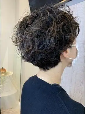 女士短发不论怎么剪最百变时尚还是纹理烫蓬松自然不夸张