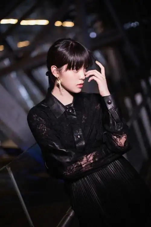 欧阳娜娜日常穿搭,波点上衣搭配黑色