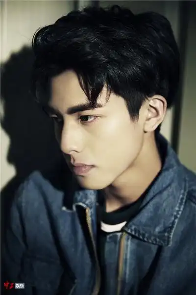 中分检验颜值!宋威龙时尚大片变"中分美少年"帅气十足