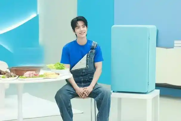 《玉骨遥》肖战穿吊带裤现身直播 他与3年前同一穿搭「身材大不同」全