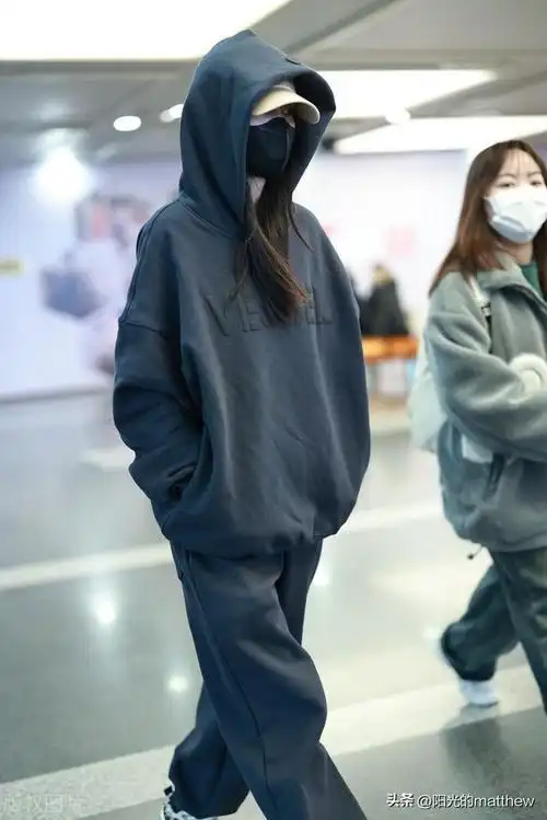 街拍:李沁深灰色连帽卫衣 卫裤 棒球帽休闲随性