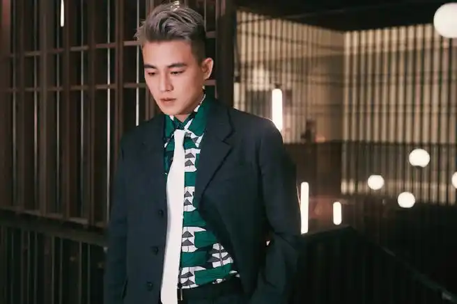 欧豪超话灰色西服搭配绿色印花衬衫,优雅剪裁交织现代廓形,白色领带