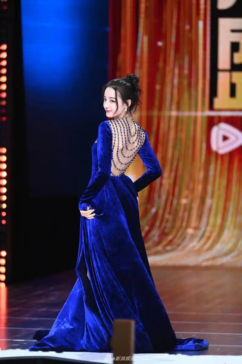 在逃公主迪丽热巴穿蓝色丝绒长裙复古端庄