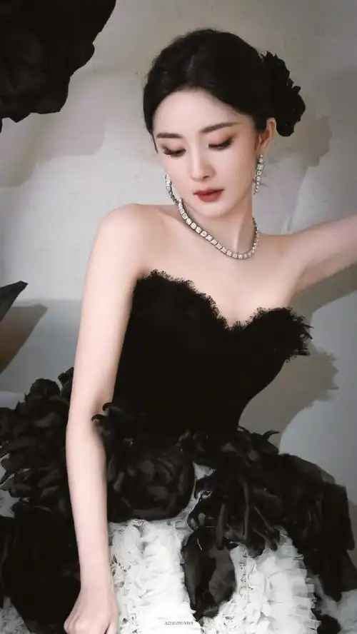 临场反应满分"杨幂出发上红毯的前一秒,一朵黑玫瑰从裙子上掉了下来