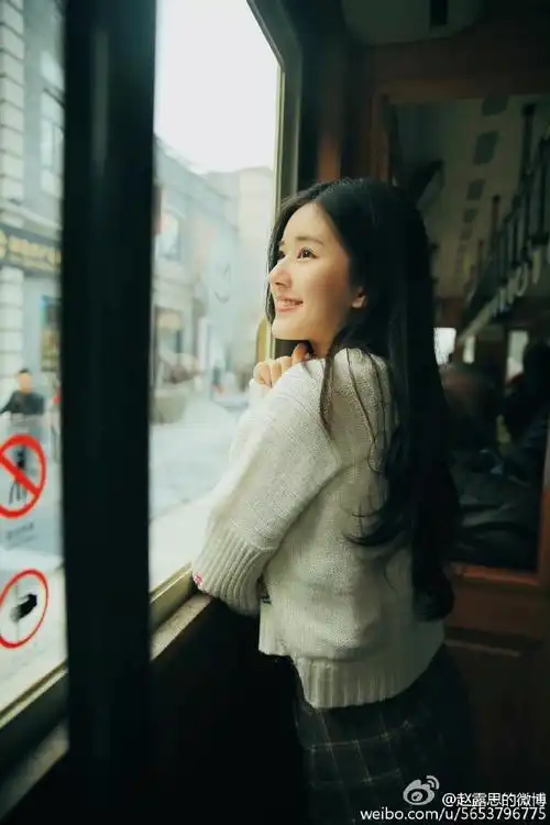 赵露思蓝色娃娃裙侧脸随拍##赵露思连衣裙侧颜随拍