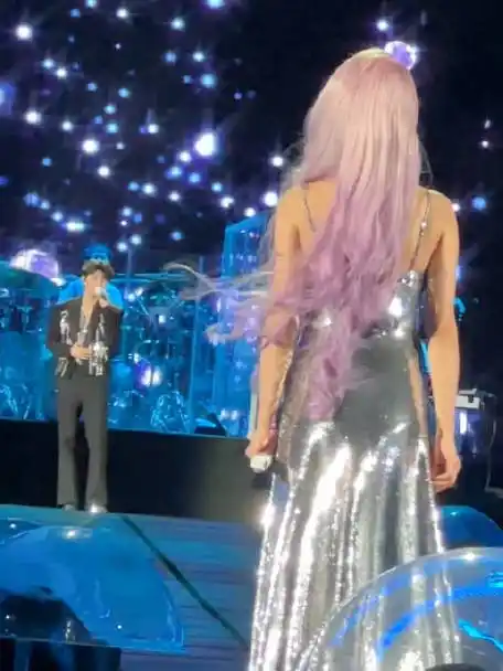 王俊凯蔡依林同台#蔡依林走向王俊凯的画面 真的好像美人鱼上岸拥到