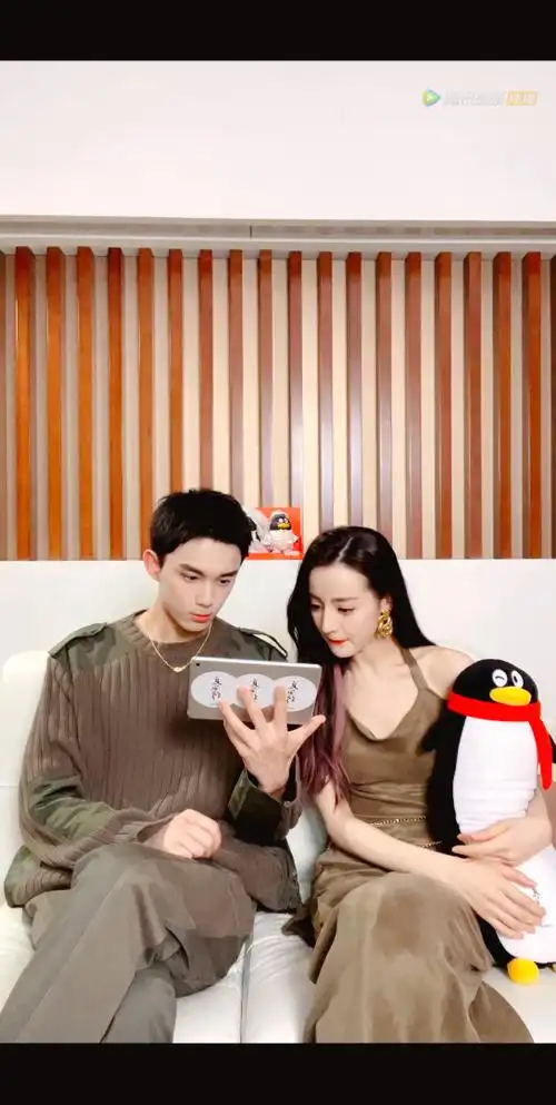 歌隼线下发糖啦,吴磊真的长成了帅气男子的模样了,和热巴在一起画面