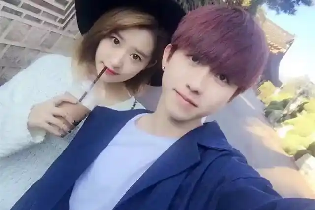 蔡徐坤女友曝光戴情侣耳钉晒同款自拍女方是创造101选手