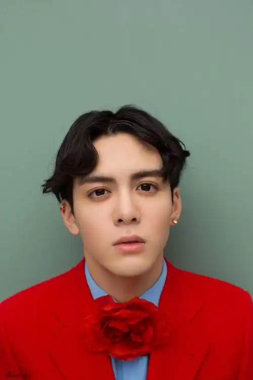 曾舜晞呆萌庆生19岁 大花配红衣吸睛十足_娱乐_第一热点-diyiredian.