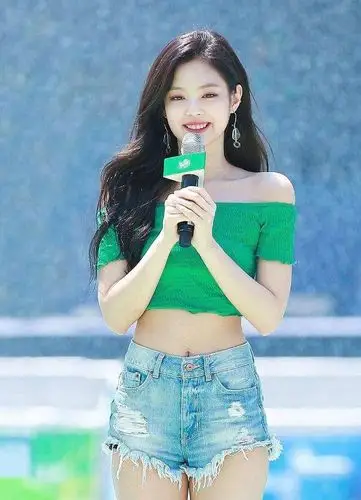 jennie的直角肩藏着性感