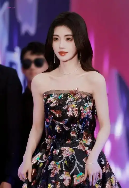 鞠婧祎红毯造型 绚烂夺目|妆容|大波浪_网易订阅