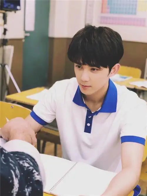 吴磊青春校服活力满分被称校园偶像剧即视感