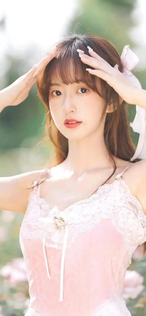 粉嫩少女户外写真手机壁纸