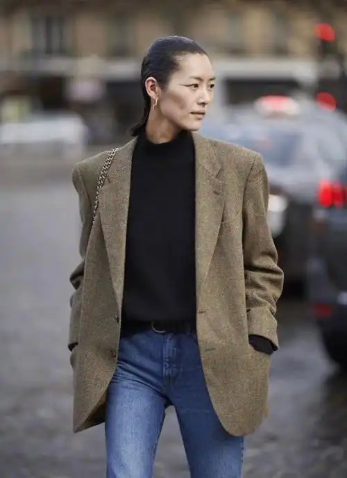 刘雯的开春穿搭真飒!西装配牛仔裤挺清爽,"大油头"却没法模仿