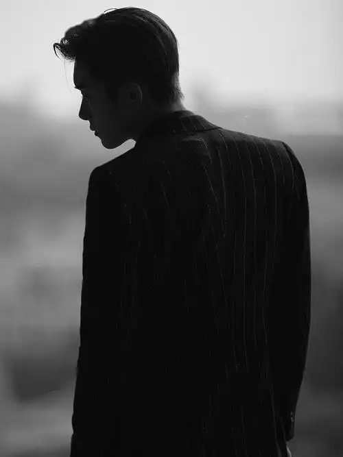 易烊千玺拍意境黑白写真云雾缭绕间平添一丝忧郁与浪漫