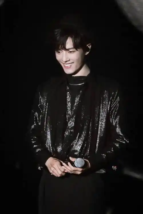 那些一个动作就涨粉的明星#《陈情令》泰国见面会上,肖战这个笑真的