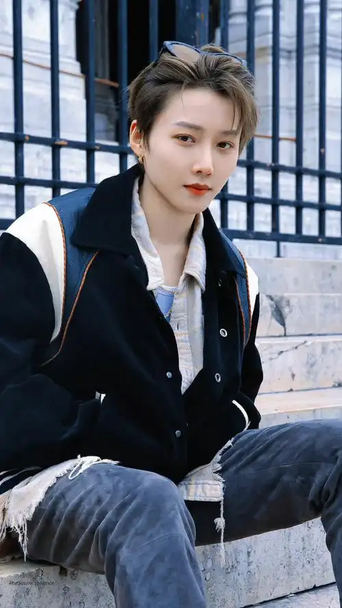 半背头 漏出饱满的额头和美丽的桃花眼 清爽帅气又带些妩媚#刘雨昕