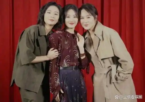 不难看出,三人合照还是以赵丽颖为c位,而剩下两人则是做出簇
