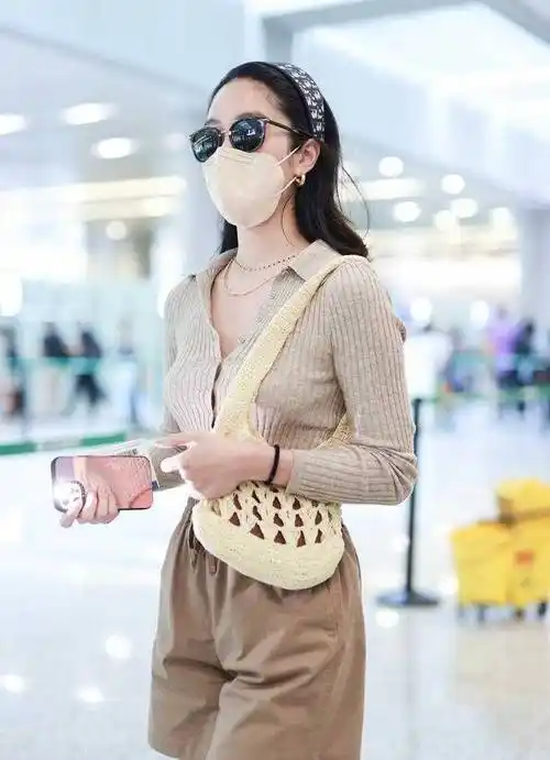 原创杨采钰机场穿搭真大胆露脐针织衫故意解开纽扣上v下a太显瘦