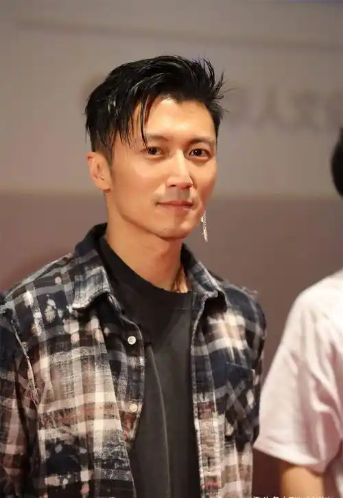 谢霆锋都41岁了,还这么有男人味,戴耳环梳油头一点不油腻_造型_服装