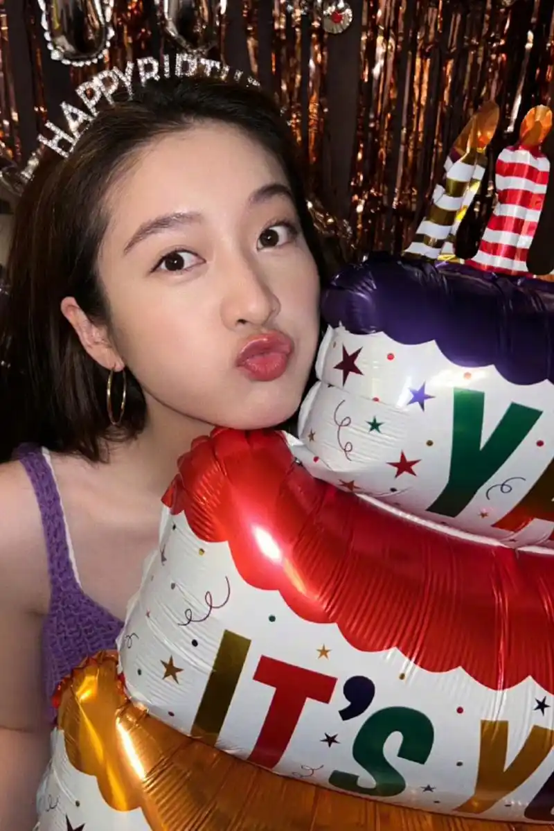 张雪迎庆祝26岁生日太开心,现场照几乎每一张都在甜笑,快乐都写脸上了